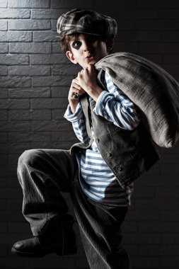 Çocuk bir çanta hırsız ile