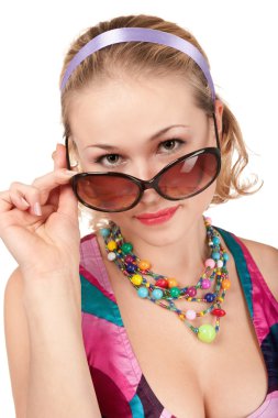 renkli elbiseli kadın