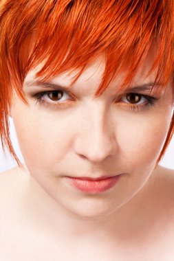 Kızıl saçlı kız.