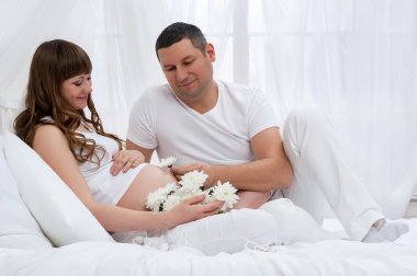 iki çocuk için bekliyor