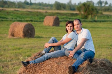 genç bir çift bir haystack üzerinde