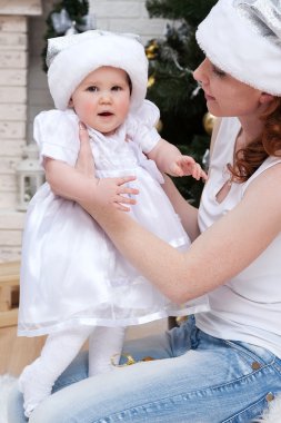 Anne ve kızı yılbaşı ağacı yakınındaki