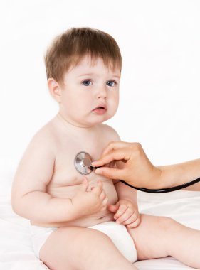 çocuk doktoru tarafından dinlenen