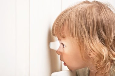 yarıktan kız baktı