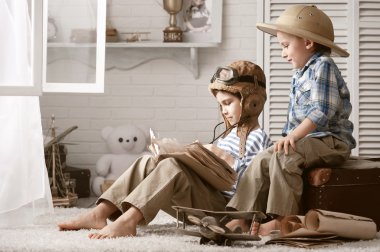 fiúk utazó tanulmányozása térképek és könyvek