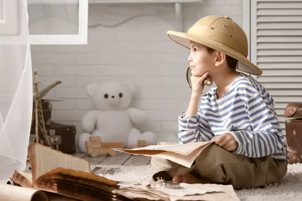 Studying boy traveler — Stock Photo, Image