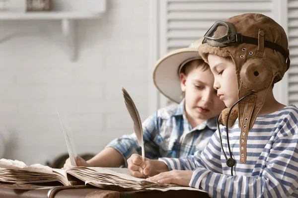 Boys traveler fill their travel book — Stock Photo, Image