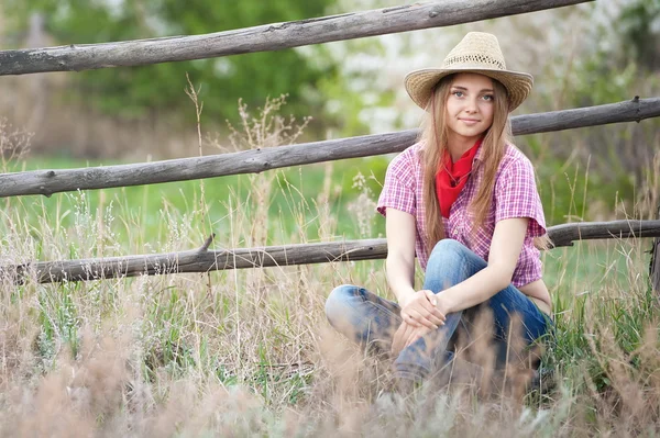 Meisje - cowboy in de buurt van de oude hek — Stockfoto