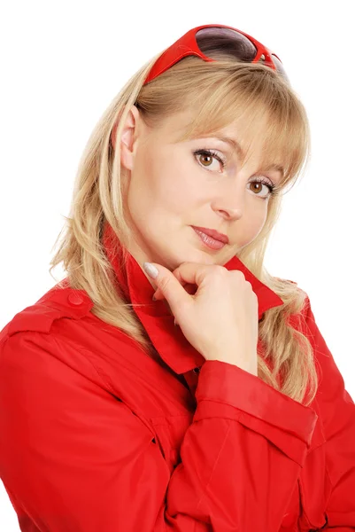 Mujer con abrigo rojo y gafas solares — Foto de Stock