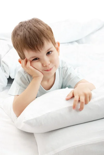 Junge im Bett — Stockfoto