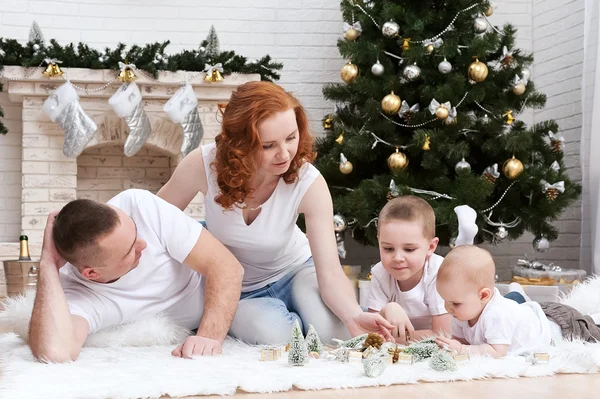 Aile Noel ağacının yakınında — Stok fotoğraf