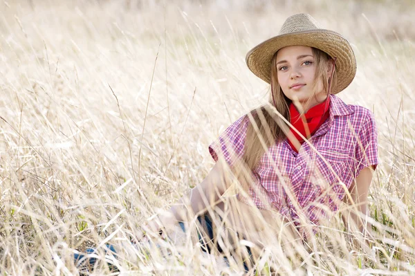 Meisje - cowboy op het gras — Stockfoto