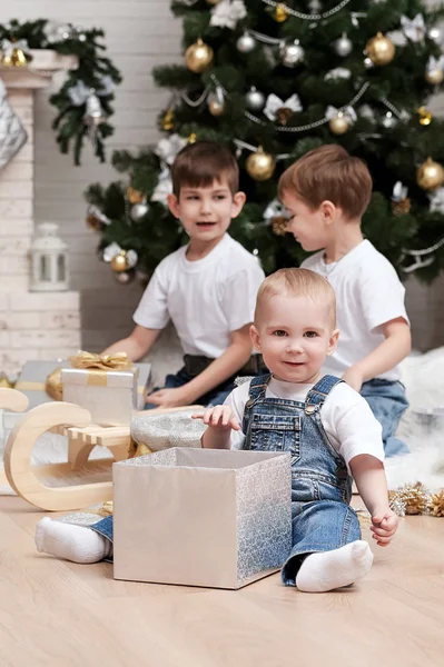 Niños bajo el árbol de Navidad — Foto de Stock