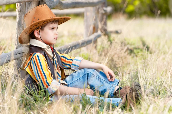 Хлопчик у ковбойському костюмі — стокове фото