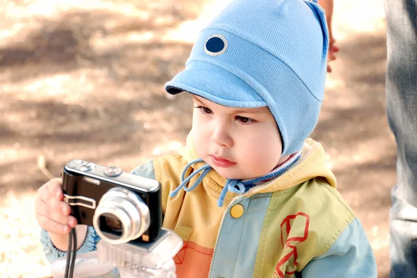 Il bambino fotografa su una natura — Foto Stock