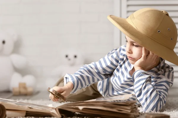 Studeren jongen reiziger — Stockfoto