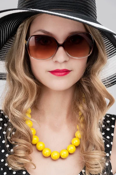 Chica en gafas y sombrero —  Fotos de Stock