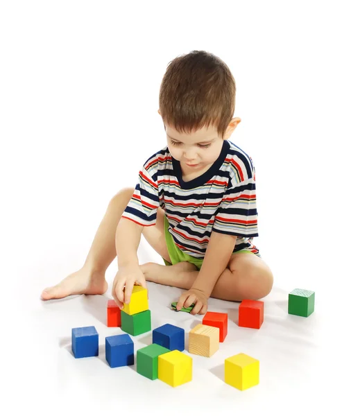 Jongen speelt met kubussen — Stockfoto