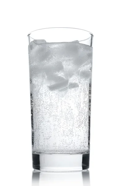 Agua en un vaso con hielo —  Fotos de Stock