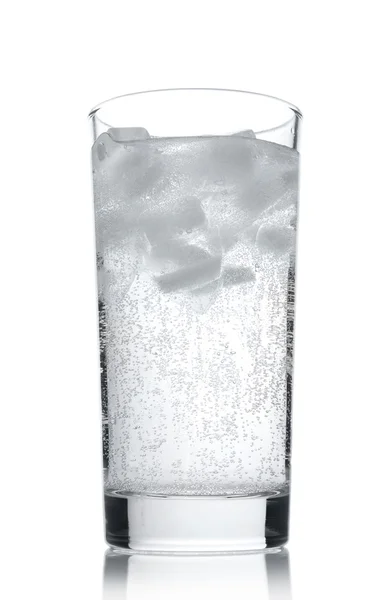 Agua en un vaso con hielo — Foto de Stock