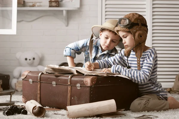 Ragazzi viaggiatore riempire il loro libro di viaggio — Foto Stock