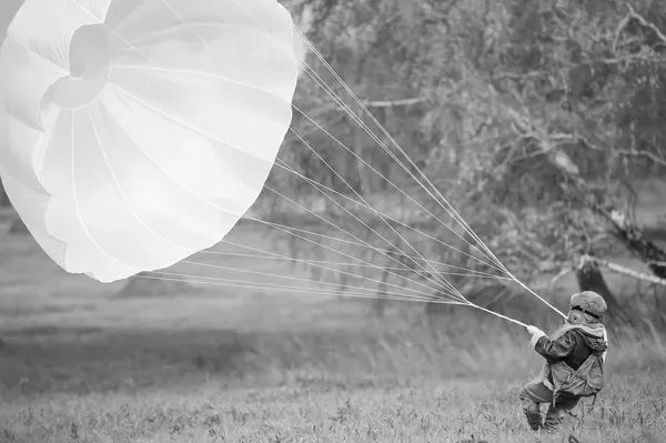 Meisje met parachute — Stockfoto