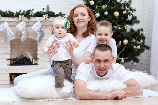 Familie in de buurt van de kerstboom — Stockfoto