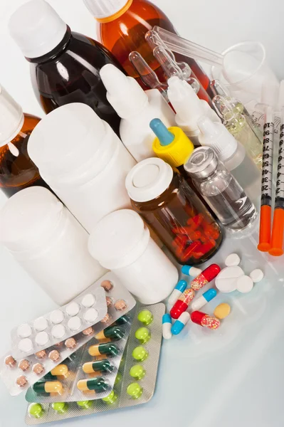Medicinske flasker og tabletter - Stock-foto