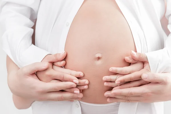 Buik van zwangere vrouw — Stockfoto