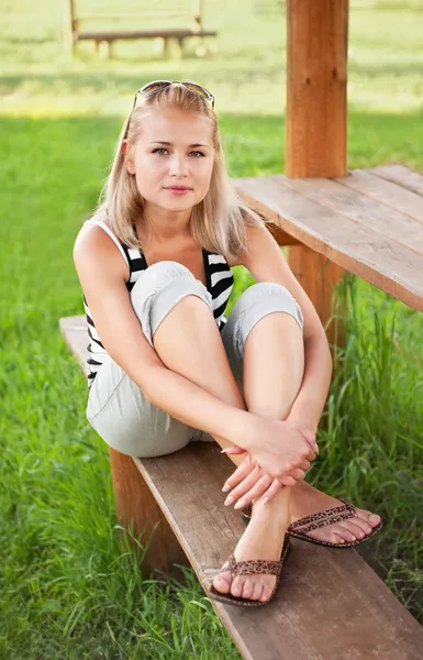 Schöne einsame Frau — Stockfoto