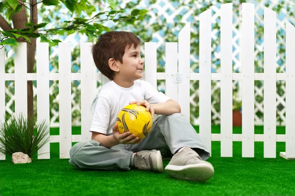 Chłopiec w pobliżu ogrodzenia — Zdjęcie stockowe
