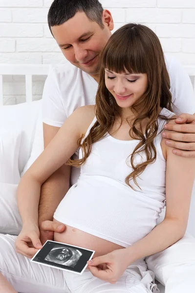 Casal esperando pelo bebê — Fotografia de Stock