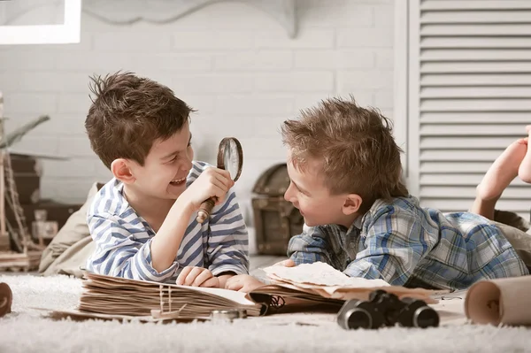 Boys travelers studying maps and  books — Stock Photo, Image