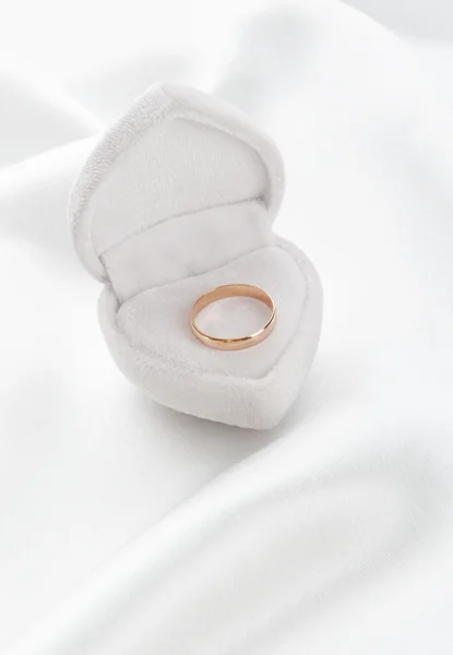 Bague de mariage dans une boîte — Photo