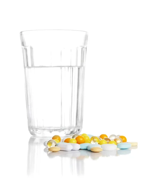 Wasser und Tabletten — Stockfoto