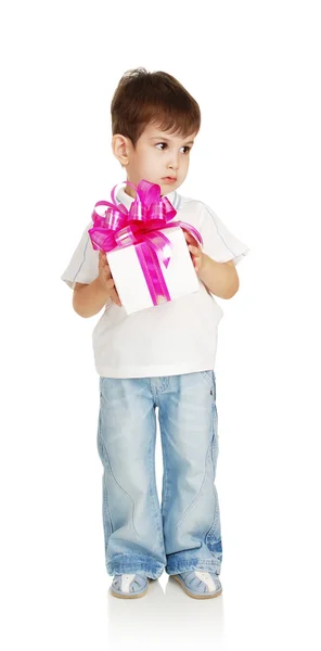 男孩与礼物 — 图库照片