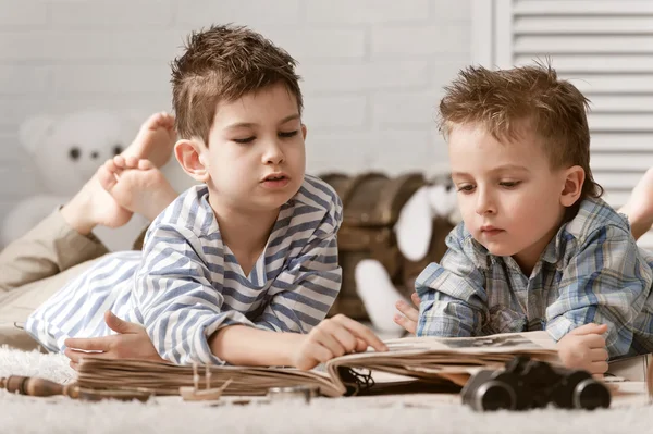 Pojkar resenärer studera kartor och böcker — Stockfoto