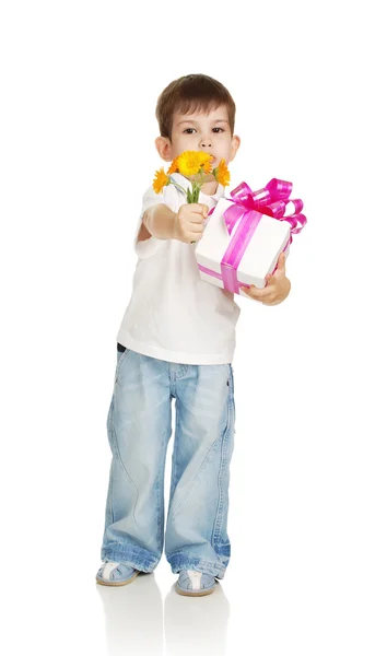 Мальчик с подарком — стоковое фото
