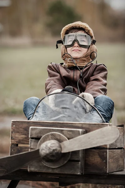 Junge im Flugzeug — Stockfoto