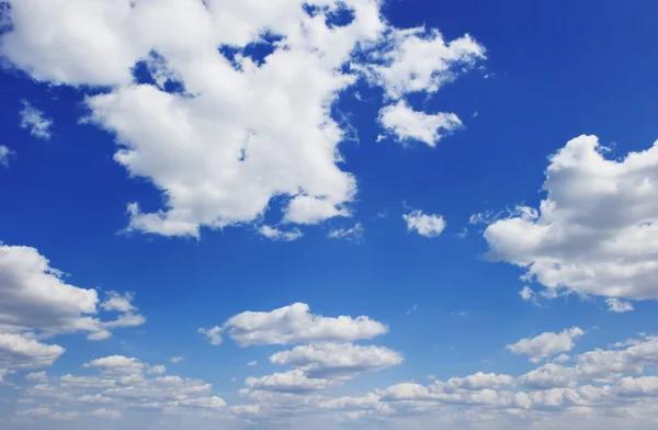 Ciel bleu avec nuages — Photo