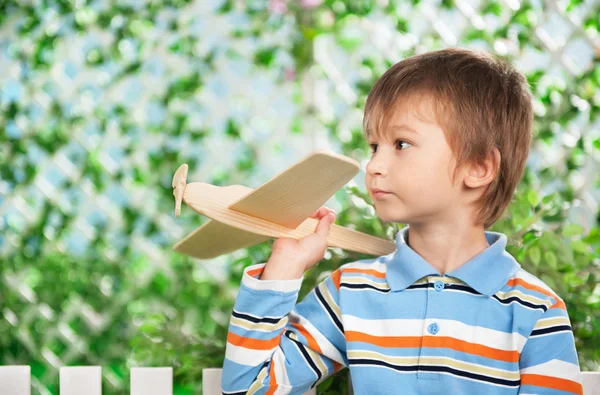 Jongen met vliegtuig — Stockfoto