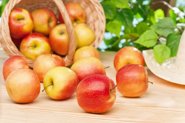 Manzanas jugosas maduras en la mesa —  Fotos de Stock