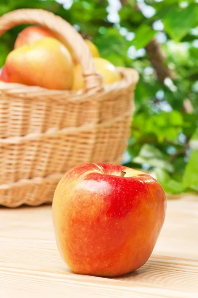 Manzanas jugosas maduras en la mesa —  Fotos de Stock