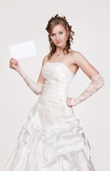 Mladá nevěsta s obálku v ruce — Stock fotografie