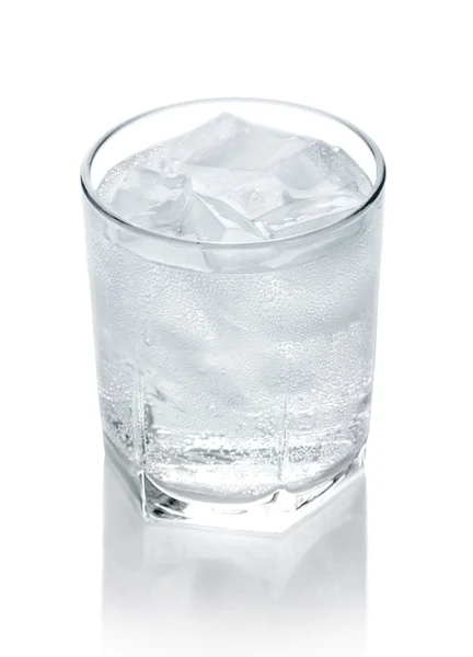 Вода в стакане со льдом — стоковое фото