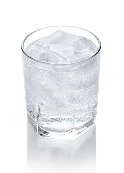 Agua en un vaso con hielo —  Fotos de Stock