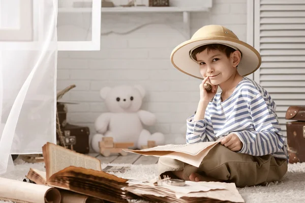 Studying boy traveler — Stock Photo, Image