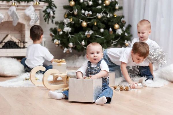 Children with  Christmas gifts — Stock Photo, Image