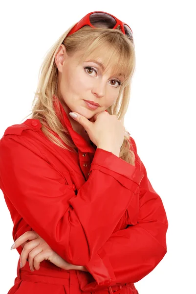 Femme en manteau rouge et lunettes solaires — Photo