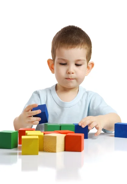 Menino brinca com cubos — Fotografia de Stock